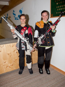 links Wenninger Melanie ( Luftgewehr 3-Stellung 3. Platz mit der Mannschaft ) rechts Nieberle Andrea ( Luftgewehr stehend 1. Platz mit der Mannschaft )