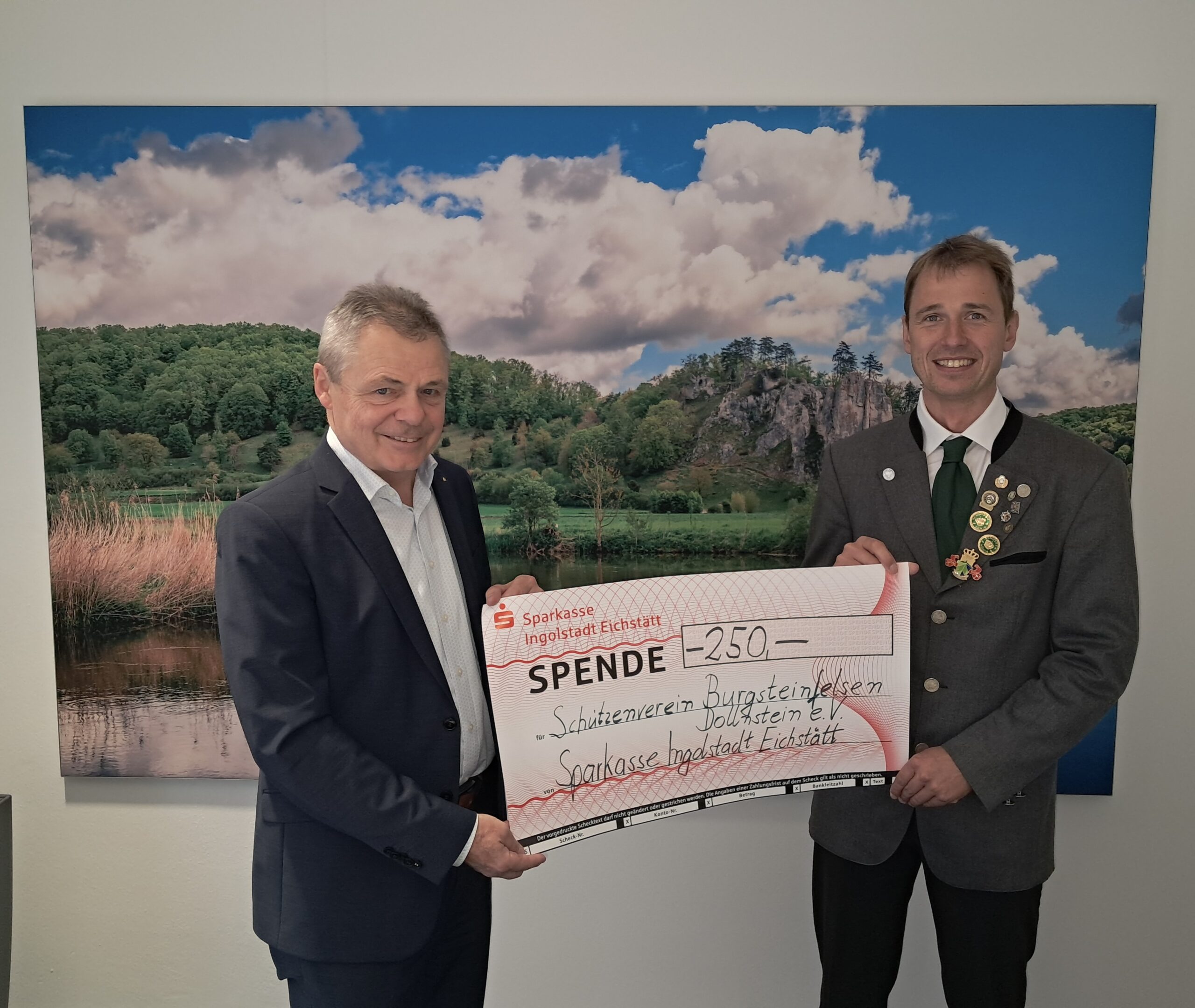 Symbolisch überreicht Richard Hammel von der Sparkasse den Scheck an 1. Schützenmeister Daniel Worsch