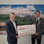 Symbolisch überreicht Richard Hammel von der Sparkasse den Scheck an 1. Schützenmeister Daniel Worsch