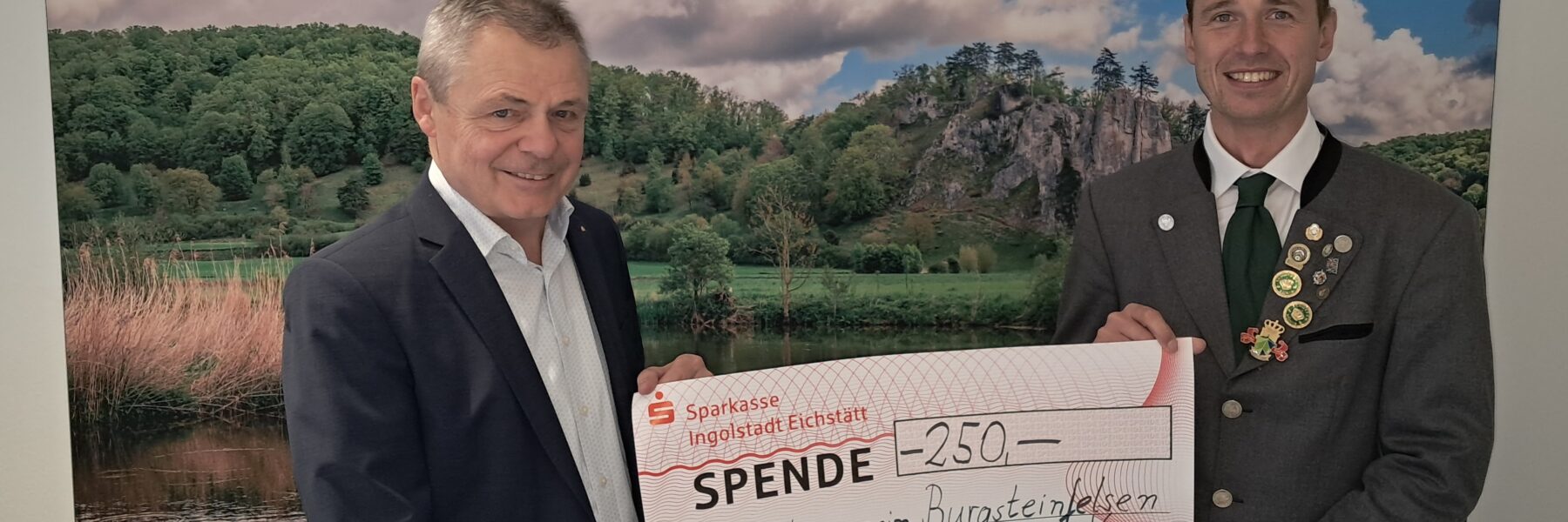 Symbolisch überreicht Richard Hammel von der Sparkasse den Scheck an 1. Schützenmeister Daniel Worsch