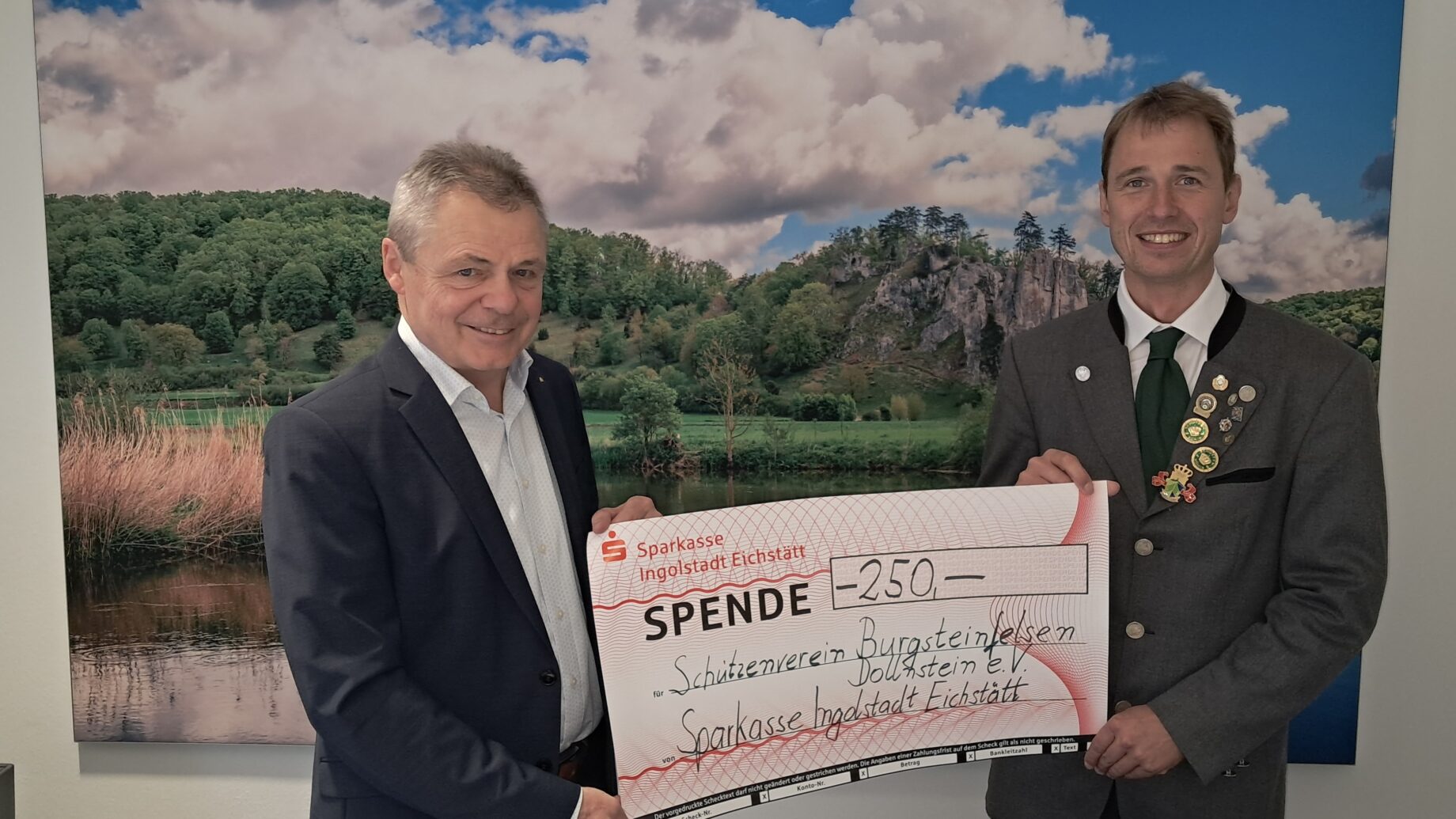 Symbolisch überreicht Richard Hammel von der Sparkasse den Scheck an 1. Schützenmeister Daniel Worsch